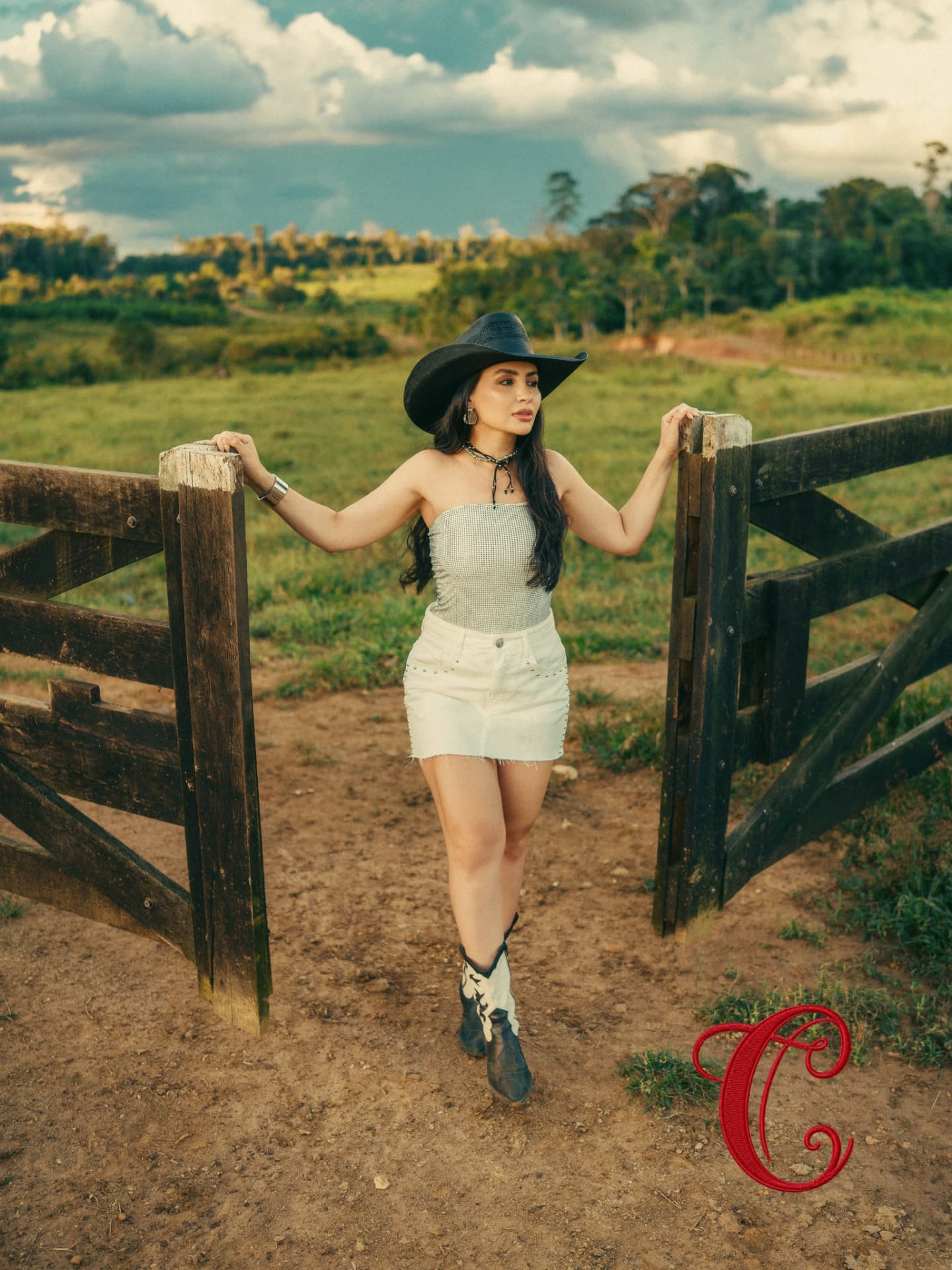 Look 03: tomara que caia xadrez e saia off-white na porteira