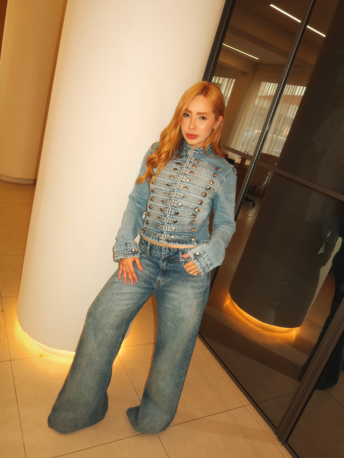 Look 04: jaqueta denim de botões militares e calça wide