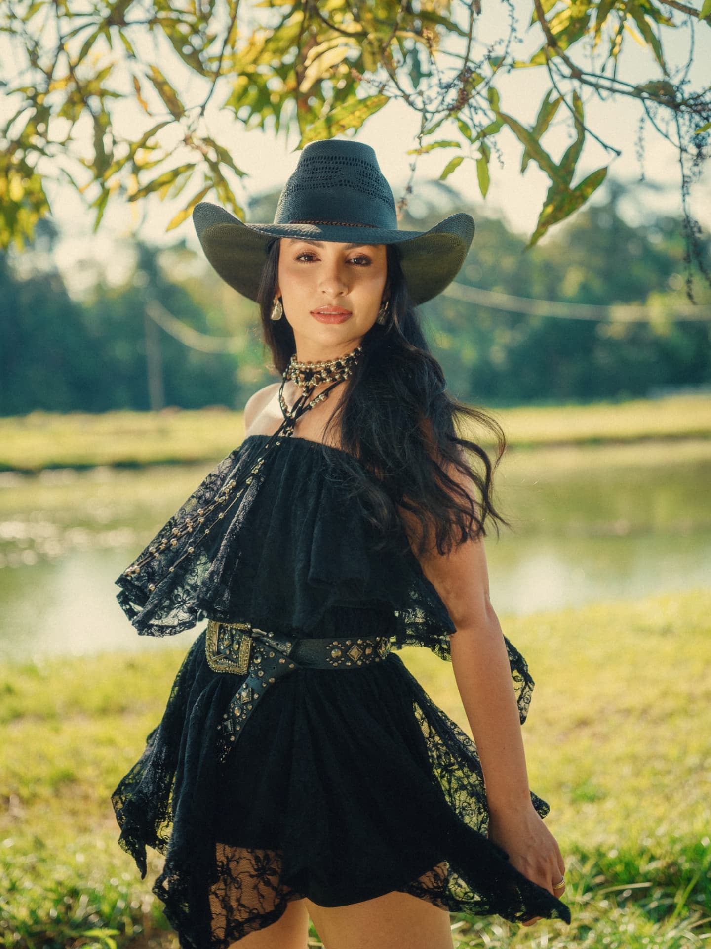 Look 01: Vestido Renda Noir ombro a ombro