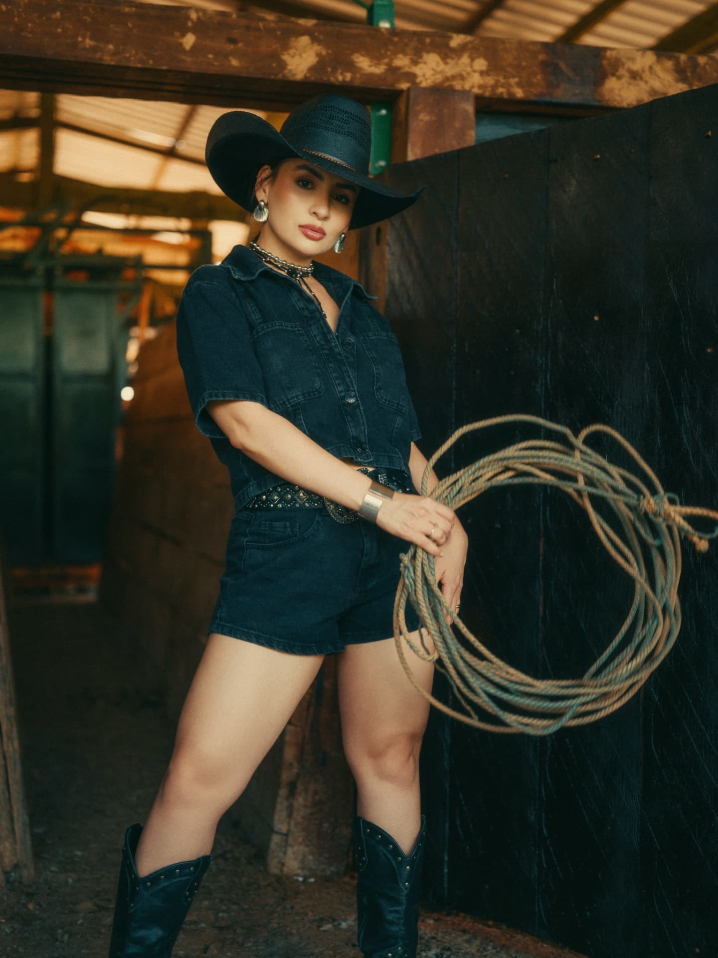 Look 02: conjunto denim noir com chapéu